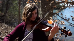 portrait de Taryn Harbridge jouant du violon