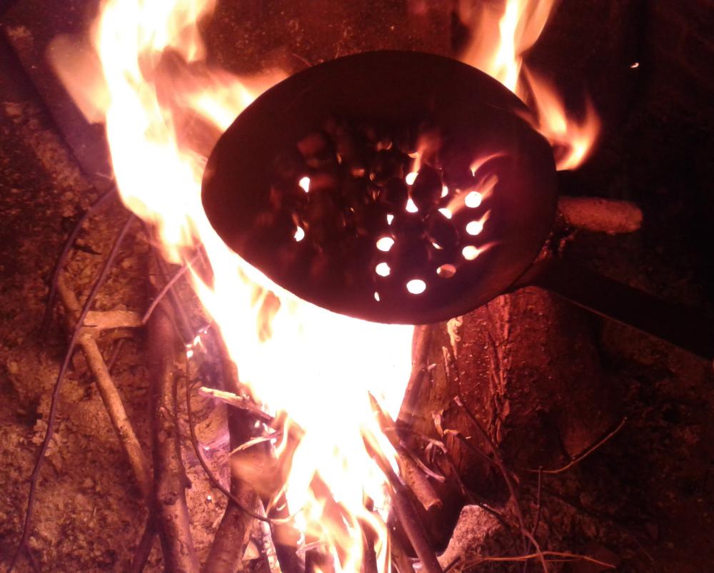 Chataîgnes dans la poele sur le feu de bois