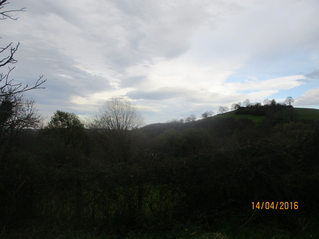 Nuages gris sur la colline 