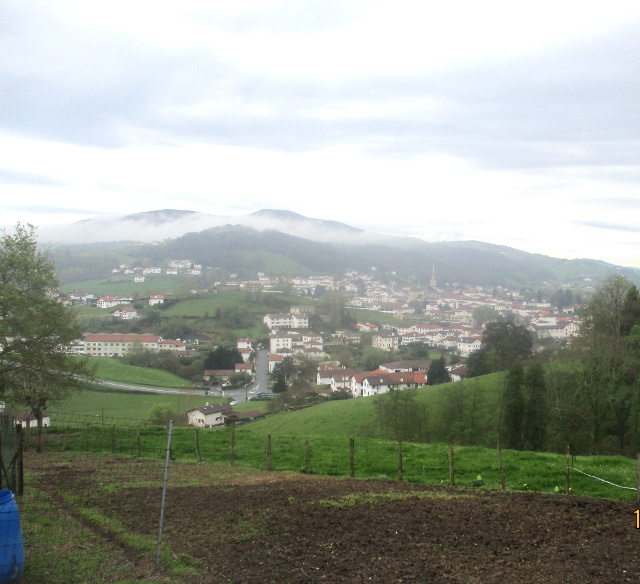 Nuages gris sur la colline 